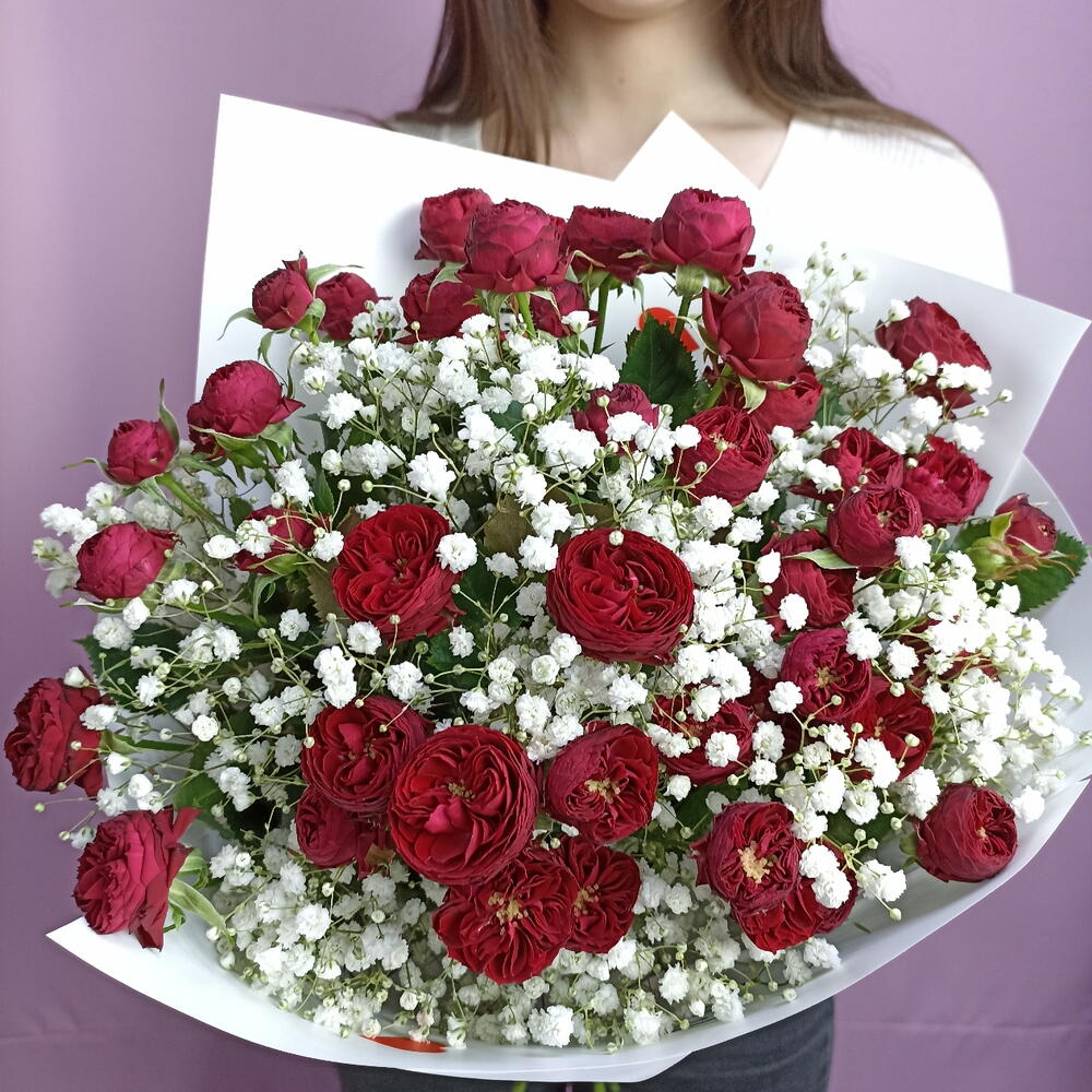 Кустовые розы с гипсофилой