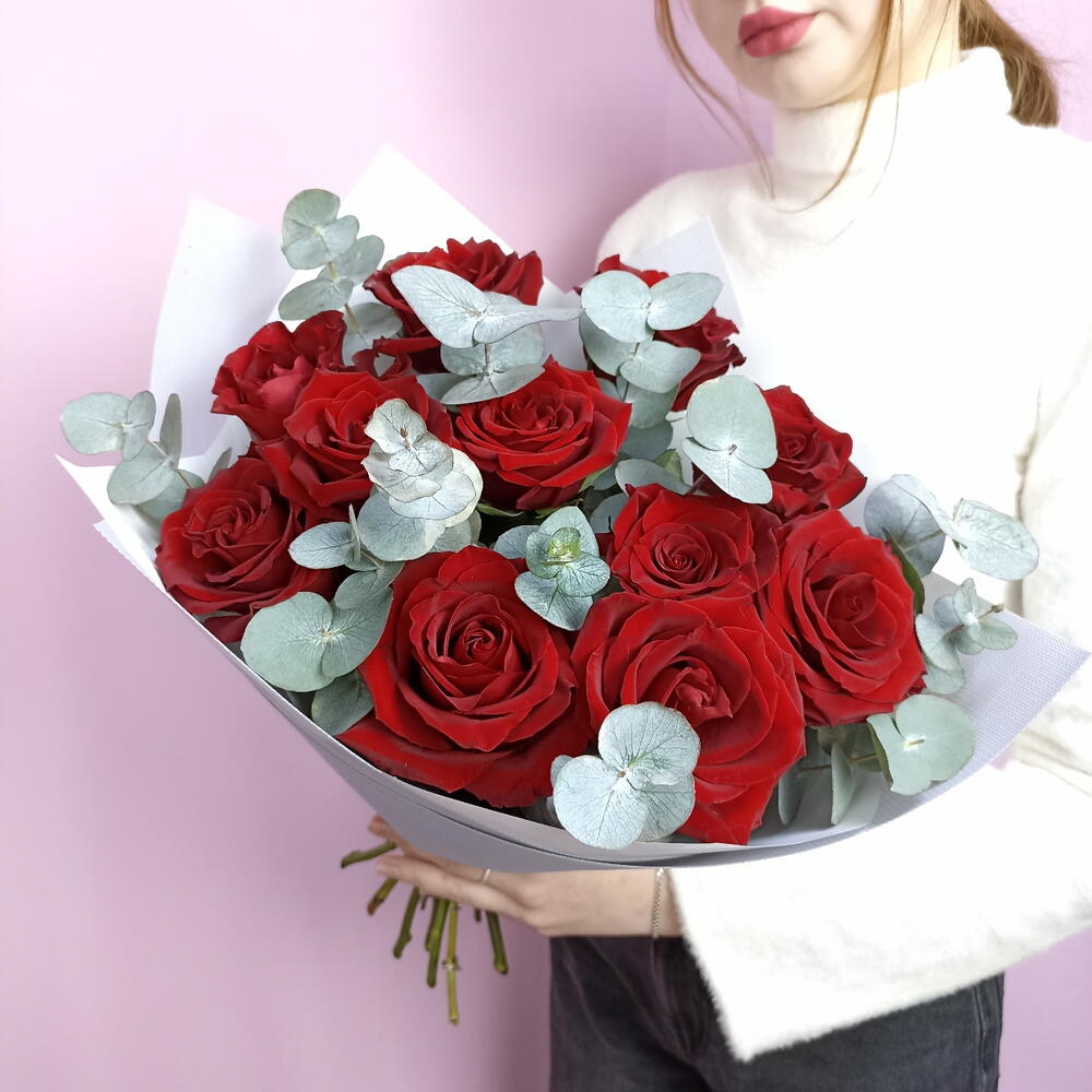 Красные розы с эвкалиптом